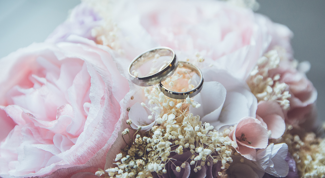 花束の上に置いたペアの結婚指輪