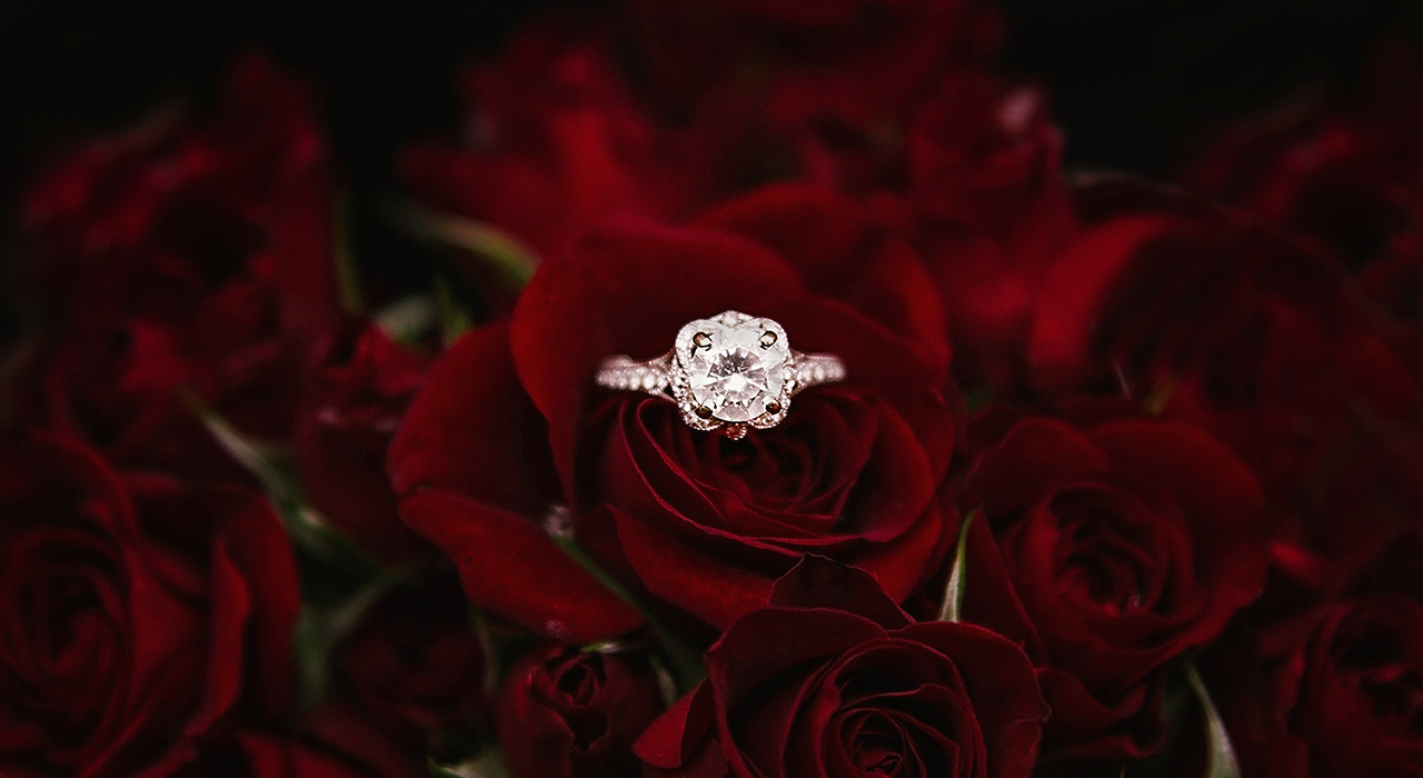 バラの花束の上に置いたダイヤモンドの指輪